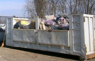 immagine: CONTAINER IN DISCARICA DOPO LA GIORNATA DI PULIZIA